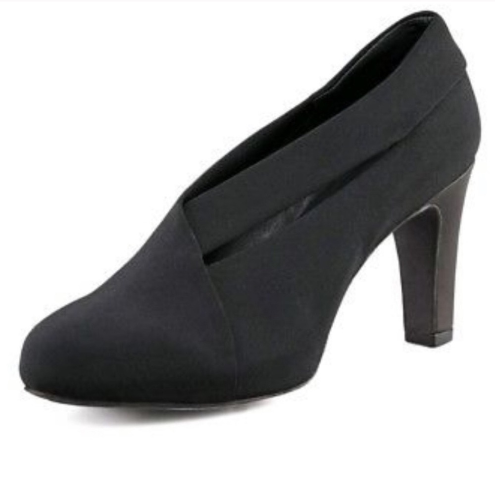 Eileen Fisher "Peek Grosgrain" Cutout Heel 8.5